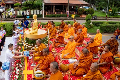 ภาพ No.229855:วันพฤหัสบดีที่ 26 มิถุนายน พ.ศ. 2568 พิธีตักบาตรพระ 1,165 รูป ฉลองก่อตั้งเมืองวานรนิวาส ครบรอบ 164 ปี ณ ถนนวานรนิวาส-อากาศอำนวย อ.วานรนิวาส จ.สกลนคร