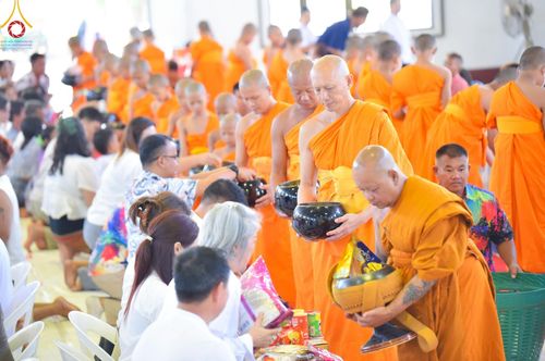 ภาพ No.217564:วันอาทิตย์ที่ 13 เมษายน พ.ศ. 2568 พิธีตักบาตรฉลองสามเณรใหม่ ศูนย์ปฏิบัติธรรมเขาคิชฌกูฏ โครงการบรรพชาสามเณรภาคฤดูร้อน
