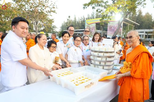 ภาพ No.190033:พิธีถวายภัตตาหารเป็นสังฆทาน แด่พระธรรมยาตรา ณ อนุสรณ์สถานมหาวิหารพระมงคลเทพมุนี (โลตัสแลนด์) อ.สองพี่น้อง จ.สุพรรณบุรี ในโครงการธรรมยาตรา กตัญญูบูชา มหาปูชนียาจารย์ พระมงคลเทพมุนี(สด จนฺทสโร) พระผู้ปราบมาร อนุสรณ์สถาน 7 แห่ง ปีที่ 13 วันที่ 6 มกราคม 2568