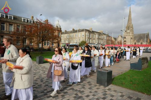 ภาพ No.172173:พิธีทอดกฐิน วัดพระธรรมกายสก็อตแลนด์ บูชาธรรม 80 ปี หลวงพ่อธัมมชโย โดยคณะศิษยานุศิษย์วัดพระธรรมกาย วันที่ 25 ตุลาคม พ.ศ. 2567