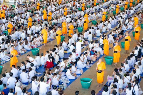 ภาพ No.177580:พิธีตักบาตรและพิธีบูชาข้าวพระ ในวันอาทิตย์ต้นเดือนที่ 1 ธันวาคม พ.ศ. 2567 ณ สภาธรรมกายสากล วัดพระธรรมกาย