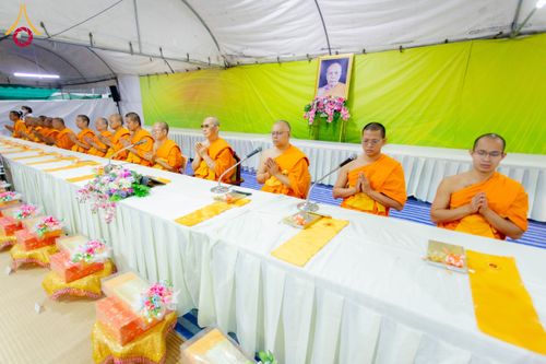 ภาพ No.201808:พิธีถวายภัตตาหารเป็นสังฆทาน แด่พระธรรมยาตรา ณ อนุสรณ์สถานบางปลา วัดบางปลา อำเภอบางเลน จังหวัดนครปฐม ในโครงการธรรมยาตรา กตัญญูบูชา มหาปูชนียาจารย์ พระมงคลเทพมุนี(สด จนฺทสโร) พระผู้ปราบมาร อนุสรณ์สถาน 7 แห่ง ปีที่ 13 วันที่ 26 มกราคม พ.ศ. 2568