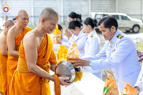 ภาพ No.179601:พิธีเจริญพระพุทธมนต์ พิธีทำบุญตักบาตรถวายพระราชกุศล และพิธีวางพานพุ่มดอกไม้ถวายราชสักการะ  แด่พระบาทสมเด็จพระบรมชนกาธิเบศร มหาภูมิพลอดุลยเดชมหาราช บรมนาถบพิตร เนื่องในวันคล้ายวันพระบรมราชสมภพ วันชาติ และวันพ่อแห่งชาติ วันพฤหัสบดีที่ 5 ธันวาคม พ.ศ. 2567 ณ
