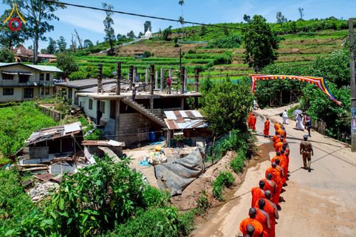 ภาพ No.225657:วันที่ 5 พฤษภาคม พ.ศ. 2568 พิธีบิณฑบาตรอบเมืองนูวราอิลิย่า ฉลองเทศกาลวิสาขบูชา แห่งชาติประเทศศรีลังกา