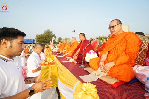 ภาพ No.180423:พิธีตักบาตรพระ ๑,๐๐๐ รูป ฉลองเมืองลำปาง ๑,๓๔๔ ปี วันเสาร์ที่ ๗ ธันวาคม พ.ศ. ๒๕๖๗ ณ ลานพระบรมราชานุสาวรีย์ พระนเรศวรมหาราช อ.เกาะคา จ.ลำปาง