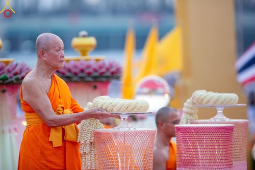 ภาพ No.121978:พิธีจุดประทีปถวายเป็นพุทธบูชา และบูชาธรรมมหาปูชนียาจารย์ พระมงคลเทพมุนี(สด จนฺทสโร) ในโครงการธรรมยาตรา กตัญญูบูชา มหาปูชนียาจารย์ พระมงคลเทพมุนี(สด จนฺทสโร) พระผู้ปราบมาร อนุสรณ์สถาน 7 แห่ง ปีที่ 12 วันที่ 31 มกราคม พ.ศ. 2567 ณ วัดพระธรรมกาย จ.ปทุมธานี