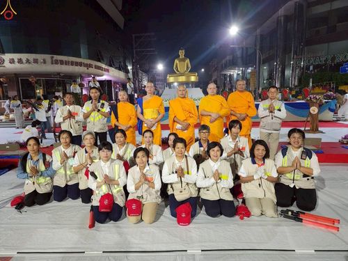 ภาพ No.237343:วันที่ 9-10 สิงหาคม พ.ศ. 2568 การเตรียมงาน เก็บงาน ของเจ้าหน้าที่ทุกสถานะ ในงานมหาสังฆทาน ตักบาตรพระ 10,000 รูป ใจกลางเมืองหาดใหญ่ จ.สงขลา