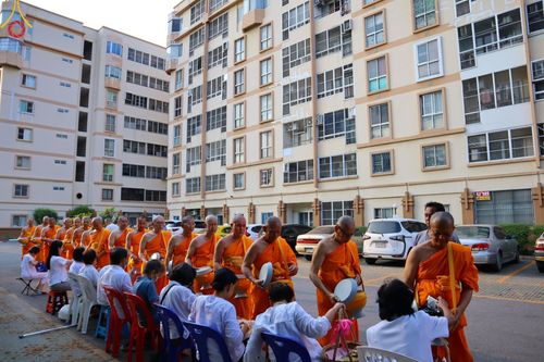 ภาพ No.136049:พระธรรมทายาท โครงการบวชพระนานาชาติ AEC & WAB ผู้บริหารรุ่นที่ 2 บิณฑบาต ณ หอฉันคุณยายอาจารย์ฯ เมืองแก้วมณี หมู่บ้านแก้วพุทธรักษา วันที่ 28 เมษายน พ.ศ. 2567