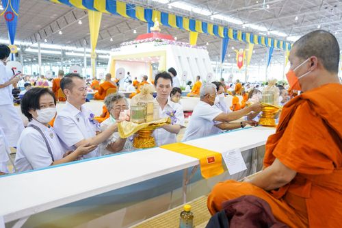 ภาพ No.85367:พิธีถวายมหาสังฆทานคณะสงฆ์ 2000 กว่าวัดทั่วประเทศปีที่ 23, พิธีถวายไทยธรรมคณะสงฆ์ 323 วัด 4 จังหวัดชายแดนภาคใต้, พิธีมอบปัจจัยช่วยเหลือครู 4 จังหวัดชายแดนภาคใต้ ณ สภาธรรมกายสากล วัดพระธรรมกาย ในวันสมาธิโลก อาทิตย์ที่ 6 สิงหาคม พ.ศ. 2566