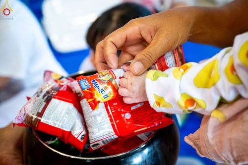 ภาพ No.86843:พิธีตักบาตร , พิธีบูชาข้าวพระ , พิธีจุดเทียนใจ ไฟนิรันดร์ อนันตชัย ในวันอาทิตย์ต้นเดือน 3 กันยายน พ.ศ. 2566 ณ วัดพระธรรมกาย