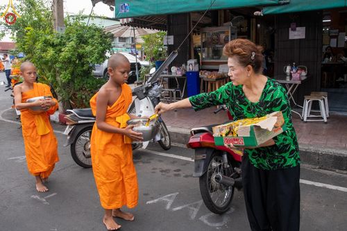 ภาพ No.62053:สามเณรจากศูนย์อบรมเยาวชนสุรินทร์ ออกบิณฑบาต รอบอำเภอเมือง จ.สุรินทร์ ในโครงการบรรพชาสามเณร ฟื้นฟูพระพุทธศาสนาทั่วไทย วันที่ 9 เมษายน พ.ศ. 2567