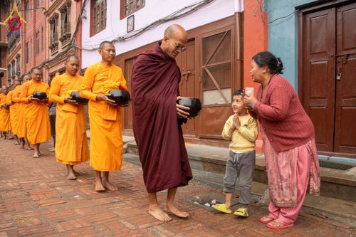 ภาพ No.132541:สามเณรเนปาล บิณฑบาต ย่านทาเมล เมืองกาฐมาณฑุ และเมืองปาฏัน ในโครงการบรรพชา 1,250 รูป ประเทศเนปาล วันที่ 20 มีนาคม พ.ศ. 2567