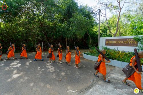 ภาพ No.222152:วันที่ 26-27 เมษายน พ.ศ. 2568 ศูนย์ปฏิบัติธรรมสวนผึ้ง ร่วมกับ ธุดงค์คสถานประจวบคีรีขันธ์ และวัดอ่าวน้อย  จัดกิจกรรมเดินธรรมยาตรา ตักบาตรข้าวสารอาหารแห้ง และจุดประทีปถวายเป็นพุทธบูชา ณ วัดอ่าวน้อย จ.ประจวบคีรีขันธ์