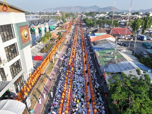 ภาพ No.184724:พิธีตักบาตรพระ 10,000 รูป ครั้งที่ 3 เนื่องในโอกาส 193 ปี จังหวัดกาญจนบุรี อุทิศส่วนกุศลให้แด่บรรพชน และเพื่อช่วยเหลือผู้ประสบภัยพิบัติต่างๆ วันเสาร์ที่ 21 ธันวาคม พ.ศ. 2567