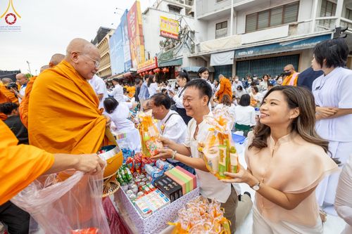 ภาพ No.126338:พิธีทำบุญเมืองนครราชสีมา ฉลอง 556 ปี ตักบาตรพระ 10,000 รูป ในวันเสาร์ที่ 2 มีนาคม พ.ศ.2567 ณ อนุสาวรีย์ท้าวสุรนารี จ.นครราชสีมา จัดโดย คณะสงฆ์จังหวัดนครราชสีมา ร่วมกับสำนักงานจังหวัดนครราชสีมา
