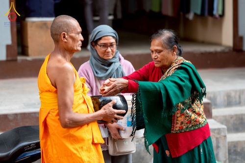 ภาพ No.213114:วันที่ 17 - 18 มีนาคม พ.ศ. 2568 คณะสงฆ์และสามเณรเดินบิณฑบาต รอบเมืองในพื้นที่ วัดสยมภูวนาถและราชวังปาตัน ณ เมืองกาฐมาณฑุ ประเทศเนปาล