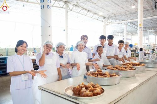 ภาพ No.58823:V.40 ภัตตาหารพระหมื่นวัด เราจัดให้ การปฏิบัติงานของเจ้าหน้าที่และอาสาสมัคร เพื่อรับบุญในการถวายภัตตาหาร แด่คณะสงฆ์ 10,000 กว่าวัดทั่วประเทศ ที่มาร่วมงานวันคุ้มครองโลก จันทร์ที่ 22 เมษายน พ.ศ. 2567 ณ วัดพระธรรมกาย