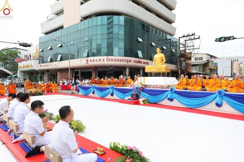 ภาพ No.85902:ตักบาตรพระนานาชาติ 10,000 รูป ใจกลางนครหาดใหญ่ จ.สงขลา วันอาทิตย์ที่ 20 สิงหาคม พ.ศ. 2566