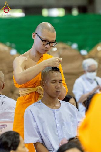 ภาพ No.230723:วันที่ 29 มิถุนายน พ.ศ.2568 พิธีตัดปอยผมและปลงผมนาคธรรมทายาท โครงการบรรพชาอุปสมบทหมู่ รุ่นเข้าพรรษา ณ วิหารคด วัดพระธรรมกาย