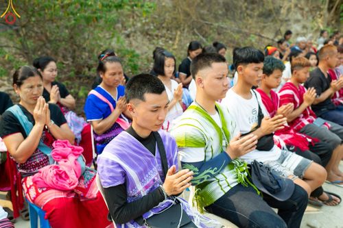 ภาพ No.139348:Photo Story  มหัศจรรย์วัดดงดินแดง Episode 7 พระภิกษุ-สามเณร ในโครงการบรรพชาอุปสมบทหมู่  กว่า 500 รูป ศีลจาริณีและสาธุชนกว่า 500 คน ร่วมพิธีบูชาข้าวพระ วัดดงดินแดง ต.ม่อนจอง อ.อมก๋อย จ.เชียงใหม่ วันอาทิตย์ที่ 7 เมษายน พ.ศ.2567