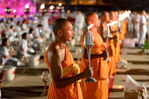 ภาพ No.253638:วันที่ 10 ตุลาคม พ.ศ. 2568 พิธีจุดประทีปบูชาพระผู้ปราบมาร, พิธีจุดประทีปบนพระมหาธรรมกายเจดีย์  20,000 ดวง เนื่องในวันคล้ายวันเกิดครบรอบ 141 ปี พระมงคลเทพมุนี (สด จนฺทสโร)