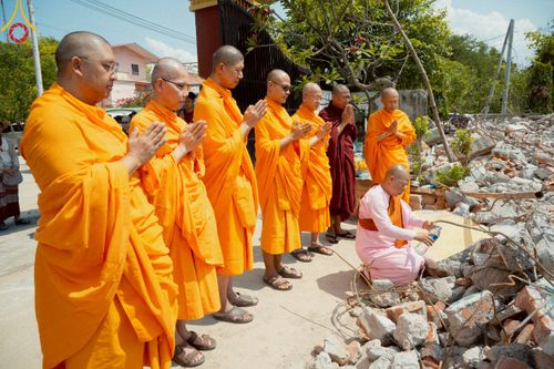 ภาพ No.220309:วันที่ 17 เมษายน พ.ศ. 2568 ผู้แทนวัดพระธรรมกาย ลงพื้นที่เยียวยา ซับน้ำตาเหยื่อแผ่นดินไหวมัณฑะเลย์