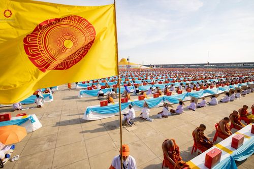 ภาพ No.221564:วันอังคารที่ 22 เมษายน พ.ศ. 2568 ภาพพิธีถวายมหาสังฆทานคณะสงฆ์ 40,000 กว่าวัดทั่วประเทศ เนื่องในวันคุ้มครองโลก ชุดที่ 2 (ปลื้มให้สมการรอคอย) ณ ลานธรรมพระมหาธรรมกายเจดีย์ วัดพระธรรมกาย