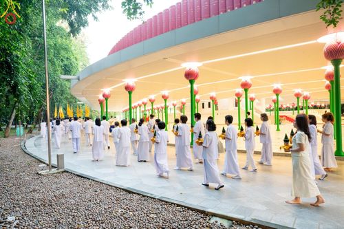 ภาพ No.159705:พิธีตัดปอยผมปลงผมนาคธรรมทายาท, พิธีบรรพชาอุปสมบทหมู่ โครงการอุปสมบทหมู่บูชาธรรม 140 ปี พระมงคลเทพมุนี (สด จนฺทสโร) ณ โบสถ์พระไตรปิฏก วัดพระธรรมกาย วันเสาร์ที่ 5 ตุลาคม พ.ศ. 2567