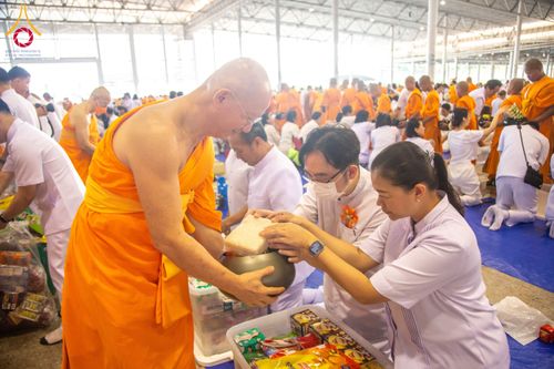 ภาพ No.133826:พิธีตักบาตร ข้าวสารอาหารแห้ง ณ บ้านแก้วเรือนทองคุณยายฯ สภาธรรมกายสากล วัดพระธรรมกาย วันอาทิตย์ต้นเดือนที่ 7 เมษายน พ.ศ. 2567