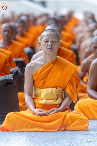 ภาพ No.189203:พระธรรมยาตราปฏิบัติธรรม และถ่ายภาพหมู่ประวัติศาสตร์ ในโครงการธรรมยาตรา กตัญญูบูชา มหาปูชนียาจารย์ พระมงคลเทพมุนี(สด จนฺทสโร) พระผู้ปราบมาร อนุสรณ์สถาน 7 แห่ง ปีที่ 13 วันที่ 4 มกราคม พ.ศ. 2568 ณ อนุสรณ์สถานมหาวิหารพระมงคลเทพมุนี (โลตัสแลนด์) อ.สองพี่น้อง