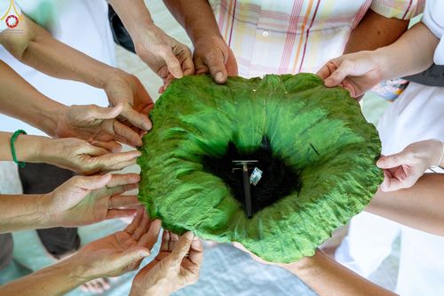 ภาพ No.82524:พิธีปลงผมนาคธรรมทายาท ในโครงการธรรมทายาทระดับอุดมศึกษา รุ่นที่ 50 ภาคฤดูฝน ในวันที่ 10 มิถุนายน พ.ศ. 2566 ณ วัดพระธรรมกาย