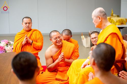 ภาพ No.222979:วันที่ 23 เมษายน พ.ศ. 2568 หลวงพ่อทัตตชีโวต้อนรับคณะสงฆ์ World Pec ณ อาคาร 100 ปี คุณยายมหารัตนอุบาสิกาจันทร์ ขนนกยูง วัดพระธรรมกาย