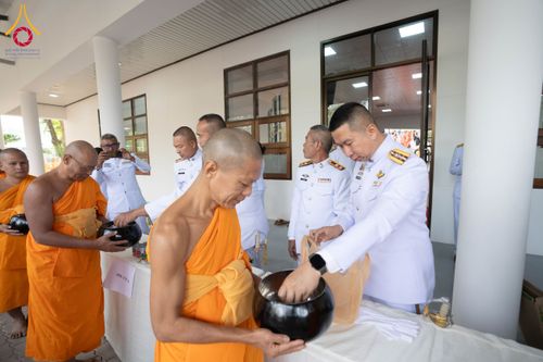 ภาพ No.194763:พิธีเจริญพระพุทธมนต์ และทำบุญตักบาตร ถวายพระราชกุศล แด่พระบาทสมเด็จพระเจ้าอยู่หัว เนื่องในโอกาสพระราชพิธีสมมงคล พระชนมายุเท่าพระบาทสมเด็จพระพุทธยอดฟ้าจุฬาโลกมหาราช สมเด็จพระปฐมบรมกษัตริยาธิราชแห่งพระราชวงศ์จักรี พุทธศักราช 2568 วันที่ 14 มกราคม พ.ศ. 2568