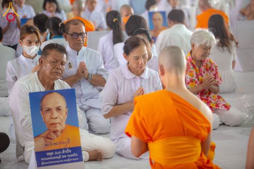ภาพ No.62563:พิธีถวายบาตรเเละไทยธรรม ในโครงการอุปสมบทหมู่ บูชาธรรมหลวงพ่อธัมมชโย พ.ศ.2567 ณ ลานธรรม พระมหาธรรมกายเจดีย์ วันที่ 13 เมษายน พ.ศ.2567