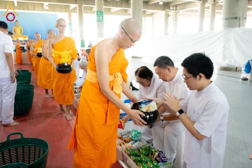 ภาพ No.145664:พิธีตักบาตรโครงการบรรพชาสามเณร โรงเรียนนานาชาติ รุ่นที่ 13 ณ มหารัตนวิหารคด 9 วัดพระธรรมกาย วันเสาร์ที่ 20 กรกฎาคม พ.ศ. 2567