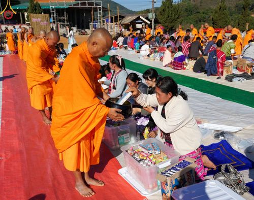 ภาพ No.125242:พิธีตักบาตรเนื่องในวันมาฆบูชา ณ สนามโรงเรียนบ้านนาเกียน  อำเภออมก๋อย จังหวัดเชียงใหม่ วันเสาร์ที่ ๒๔ กุมภาพันธ์ พ.ศ. ๒๕๖๗