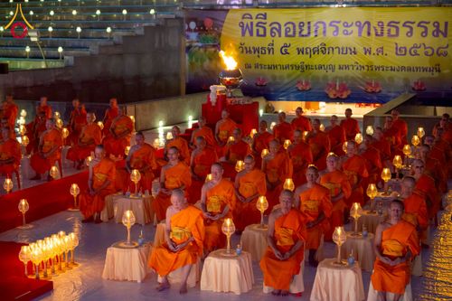 ภาพ No.266303:วันพุธที่ 5 พฤศจิกายน พ.ศ. 2568 (วันพระ ขึ้น 15 ค่ำ เดือน 12) พิธีลอยกระทงธรรม  ณ สระมหาเศรษฐีทะเลบุญ มหาวิหารพระมงคลเทพมุนี วัดพระธรรมกาย จ.ปทุมธานี