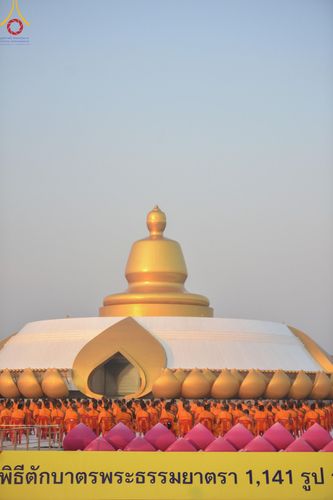 ภาพ No.201031:พิธีตักบาตรพระธรรมยาตรา ณ อนุสรณ์สถานลำดับที่ 5 สถานที่เผยแผ่วิชชาธรรมกายครั้งแรก อนุสรณ์สถานบางปลา วัดบางปลา อำเภอบางเลน จังหวัดนครปฐม ในโครงการธรรมยาตรา กตัญญูบูชา มหาปูชนียาจารย์ พระมงคลเทพมุนี(สด จนฺทสโร) พระผู้ปราบมาร อนุสรณ์สถาน 7 แห่ง ปีที่ 13