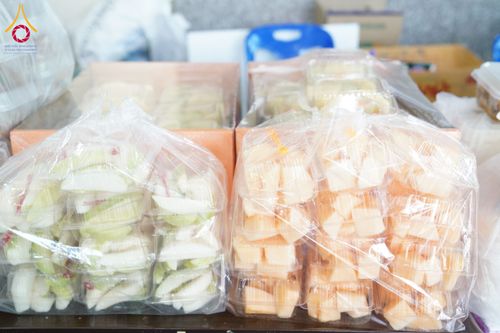 ภาพ No.159400:วัดพระธรรมกาย มูลนิธิธรรมกาย คณะศิษยานุศิษย์ฯ มอบถุงยังชีพ ข้าวสารอาหารแห้ง สมทบศูนย์รับบริจาคช่วยเหลือ ผู้ประสบภัยภาคเหนือ จังหวัดปทุมธานี มอบชุดอาหารปรุงสุกใหม่ ส่งแรงใจแก่เจ้าหน้าที่ผู้ปฏิบัติงาน และจิตอาสา วันที่ 27 กันยายน พ.ศ. 2567