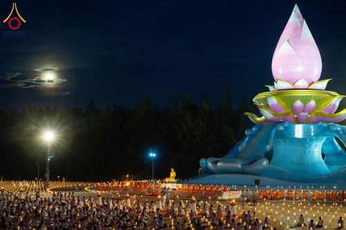 พิธีจุดประทีปโคมลาน ถวายเป็นพุทธบูชา สร้างความสว่างไสวให้กับแผ่นดินด้วยแสงธรรม วันพฤหัสบดีที่ 17 ตุลาคม พ.ศ. 2567 ณ พุทธอุทยานนานาชาติ จังหวัดหนองคาย