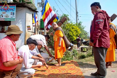 ภาพ No.212904:วันที่ 14 - 15 มีนาคม พ.ศ. 2568 คณะสงฆ์และสามเณรเดินธรรมยาตรา ในโครงการบวชสามเณรเนปาล 500 รูป ไปยังสถานที่รอบมายาเทวีและลุมพินีเกรด ณ ลุมพินี ประเทศเนปาล