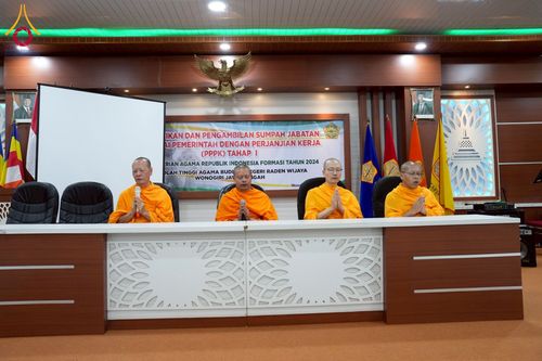 ภาพ No.227524:วันที่ 30 พฤษภาคม พ.ศ. 2568 สันติสุขจากสมาธิ แผ่ไพศาลในแดนอิเหนา : พระสงฆ์ไทยเยือนวิทยาลัยราเดนวิจายา อินโดนีเซีย