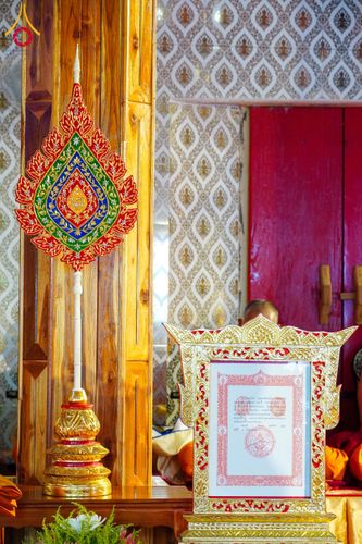 ภาพ No.146697:พิธีต้อนรับสัญญาบัตร พัดยศ ผ้าไตร ในโอกาสที่พระบาทสมเด็จพระเจ้าอยู่หัว ทรงพระกรุณาโปรดพระราชทานสัญญาบัตรตั้งสมณศักดิ์ พระวิมลศาสนวิเทศ (สำรวจ กมโล) เจ้าอาวาสวัดไทยนอร์เวย์ เป็นพระราชาคณะชั้นราช ในราชทินนามที่ “พระราชวชิรศาสนวิเทศ”