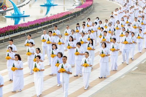 ภาพ No.216955:วันเสาร์ที่ 12 เมษายน พ.ศ. 2568 พิธีเวียนประทักษิณรอบพระมหาธรรมกายเจดีย์  พิธีวันทาเจดีย์ พิธีขอขมาและมอบผ้าไตร ในโครงการอุปสมบทหมู่ บูชาธรรมหลวงพ่อธัมมชโย, โครงการธรรมทายาท ระดับอุดมศึกษา รุ่นที่ 52 ,  โครงการบวชพระนานาชาติ AEC & WAB CEO รุ่นที่ 4 , ณ ว