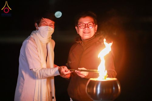 ภาพ No.130626:พิธีจุดโคมประทีปถวายเป็นพุทธบูชา ในโครงการบรรพชา 1,250 รูป ณ มหาวิหารมายาเทวี แดนประสูติ สวนลุมพินี ประเทศเนปาล วันที่ 9 มีนาคม พ.ศ. 2567