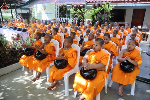 ภาพ No.61074:สามเณรออกบิณฑบาต และกิจกรรมอบรมสามเณร ในโครงการบรรพชาสามเณรฟื้นฟู พระพุทธศาสนาทั่วไทย ณ ศูนย์อบรมที่พักสงฆ์บ้านร่มเย็น จ.นราธิวาส วันที่ 2-15 เมษายน พ.ศ. 2567