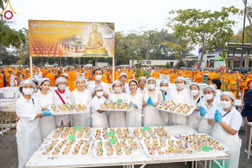 ภาพ No.111009:พิธีถวายภัตตาหารเป็นสังฆทาน แด่คณะพระธรรมยาตราฯ ในโครงการธรรมยาตรา กตัญญูบูชา มหาปูชนียาจารย์ พระมงคลเทพมุนี(สด จนฺทสโร) พระผู้ปราบมาร อนุสรณ์สถาน 7 แห่ง ปีที่ 12 วันที่ 13 มกราคม พ.ศ. 2567 ณ อนุสรณ์สถานมหาวิหารพระมงคลเทพมุนี  (โลตัสแลนด์) อ.สองพี่น้อง จ