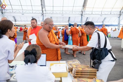 ภาพ No.60321:การต้อนรับพระสังฆาธิการ 10,000 กว่าวัดทั่วประเทศ พิธีมอบปัจจัยช่วยเหลือครู 4 จังหวัดชายแดนภาคใต้ พิธีปฏิบัติธรรม ในวันคุ้มครองโลก วันจันทร์ที่ 22 เมษายน พ.ศ.2567 ณ วัดพระธรรมกาย จ.ปทุมธานี