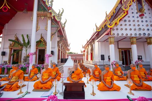 ภาพ No.112017:พิธีจุดประทีปถวายเป็นพุทธบูชา และบูชาธรรมมหาปูชนียาจารย์ พระมงคลเทพมุนี(สด จนฺทสโร) ในโครงการธรรมยาตรา กตัญญูบูชา มหาปูชนียาจารย์ พระมงคลเทพมุนี(สด จนฺทสโร) พระผู้ปราบมาร อนุสรณ์สถาน 7 แห่ง ปีที่ 12 วันที่ 14 มกราคม พ.ศ. 2567 ณ วัดสองพี่น้อง อ.สองพี่น้อง