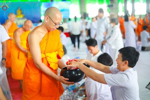 ภาพ No.145736:พิธีตักบาตรฉลองพระใหม่ รุ่นเข้าพรรษา ณ วิหารคด วัดพระธรรมกาย วันเสาร์ที่ 20 กรกฎาคม พ.ศ. 2567